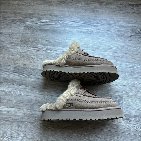 UGG Moccasin - Picture 3 of 12